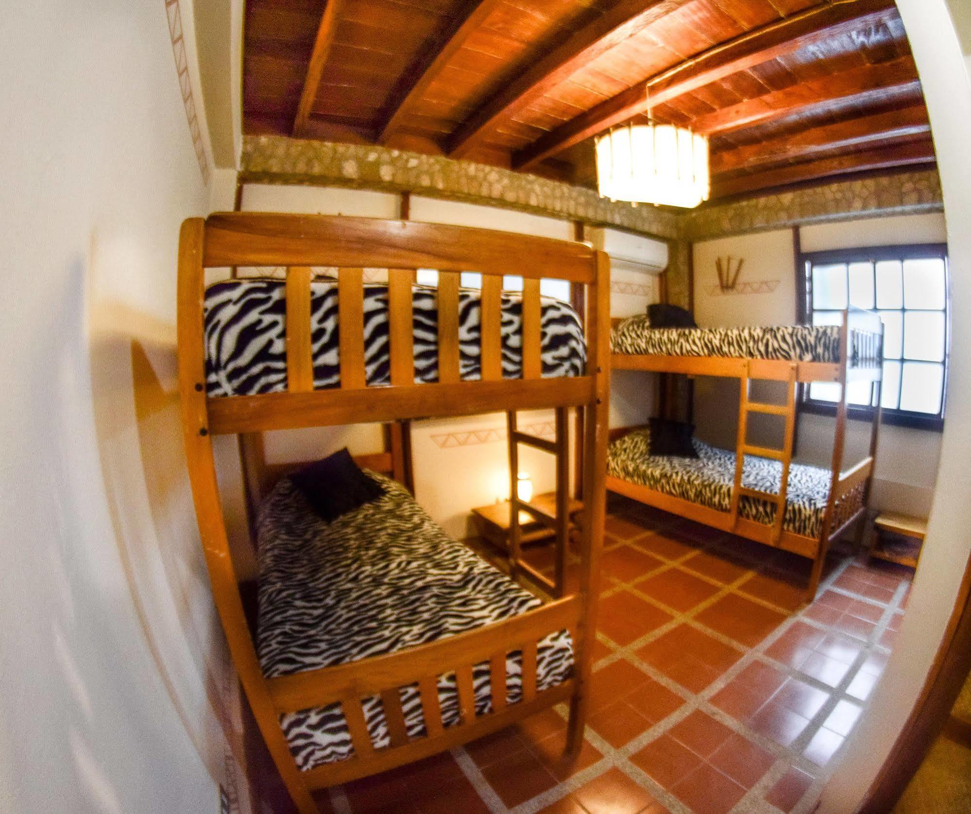 Tiki Limbo Hotel Montañita Buitenkant foto